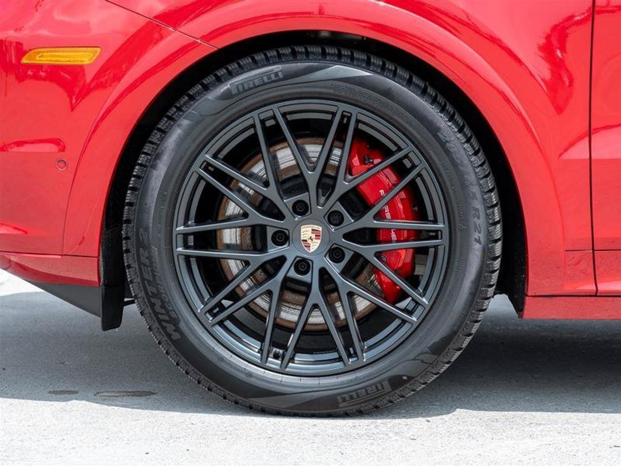 2025 Porsche Cayenne GTS Photo
