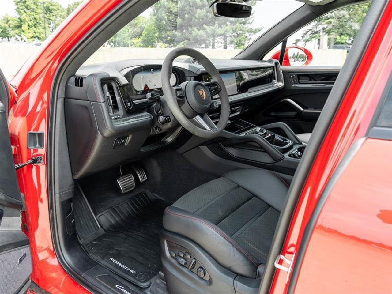 2025 Porsche Cayenne GTS Photo