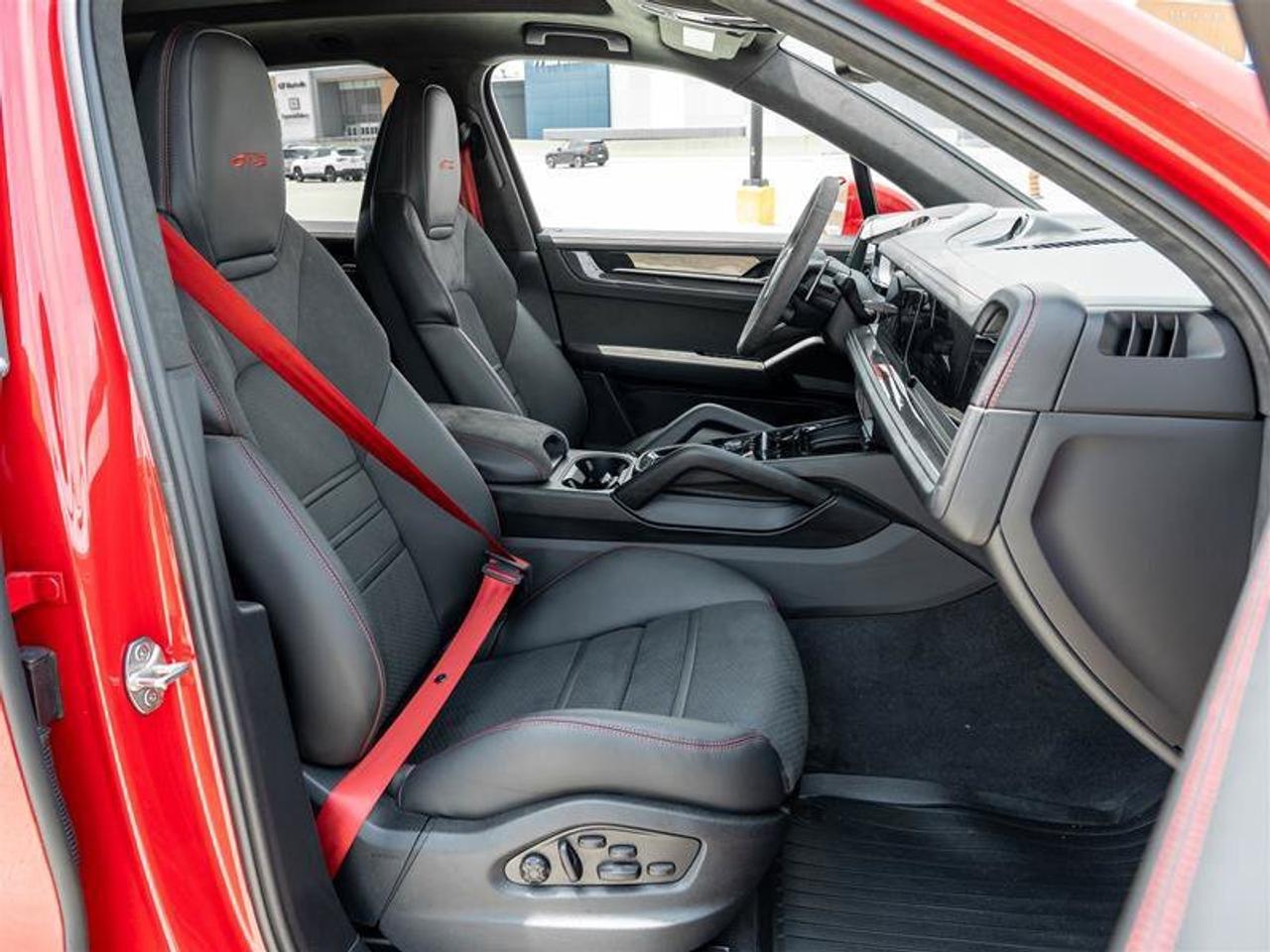 2025 Porsche Cayenne GTS Photo