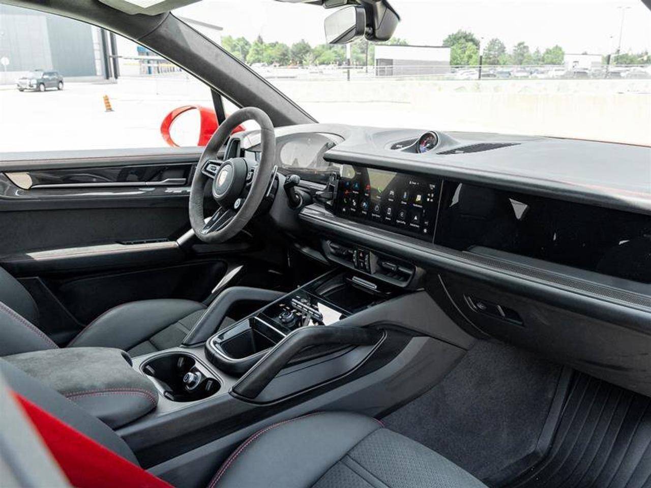 2025 Porsche Cayenne GTS Photo