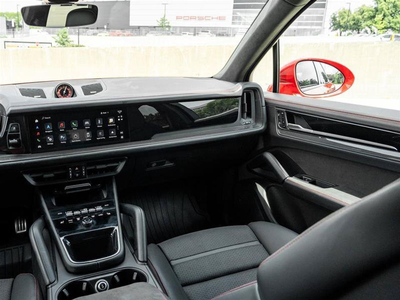 2025 Porsche Cayenne GTS Photo
