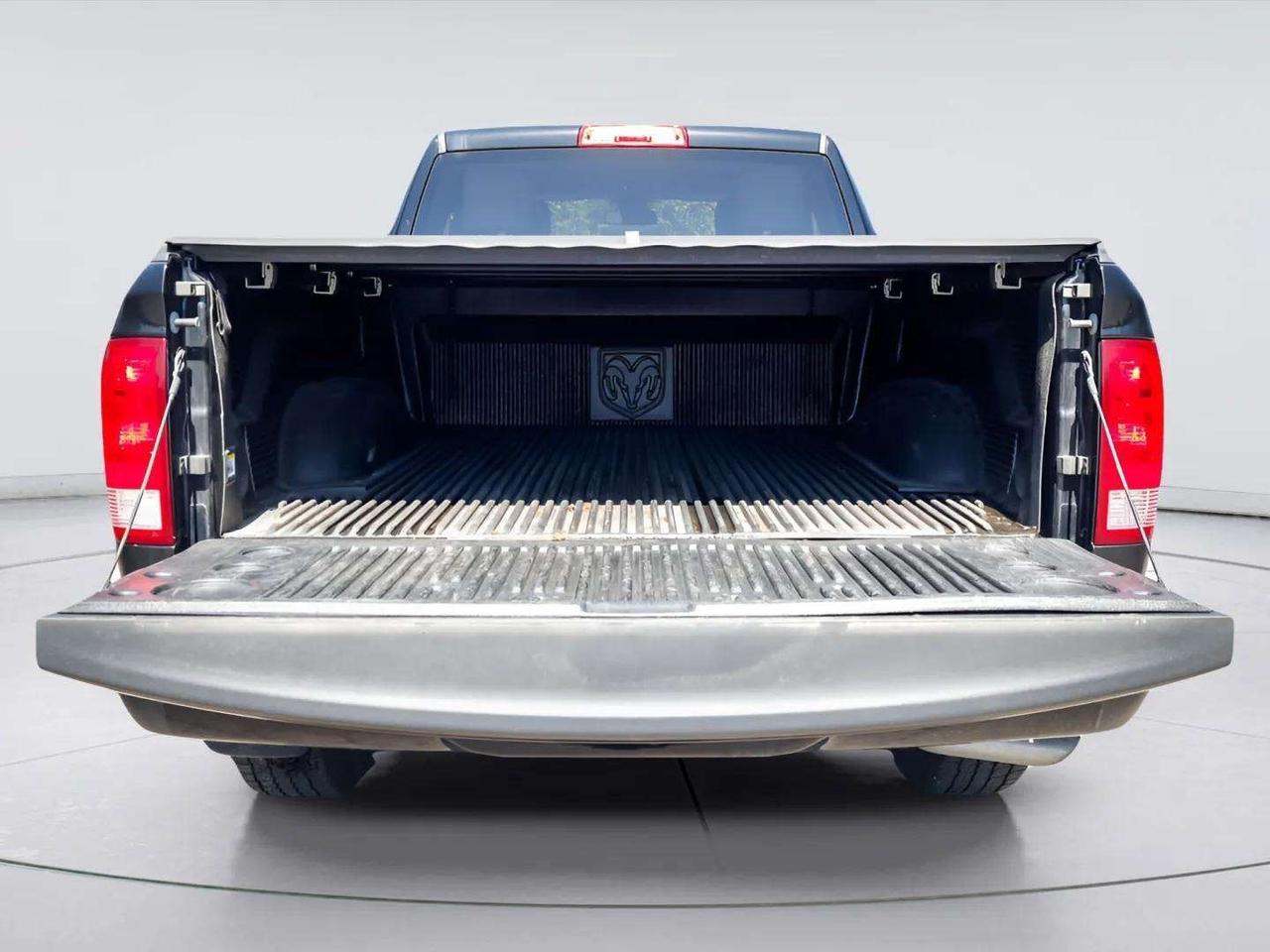 2023 RAM 1500 Classic : Apple Car Play, R.Cam, Night Edition Photo