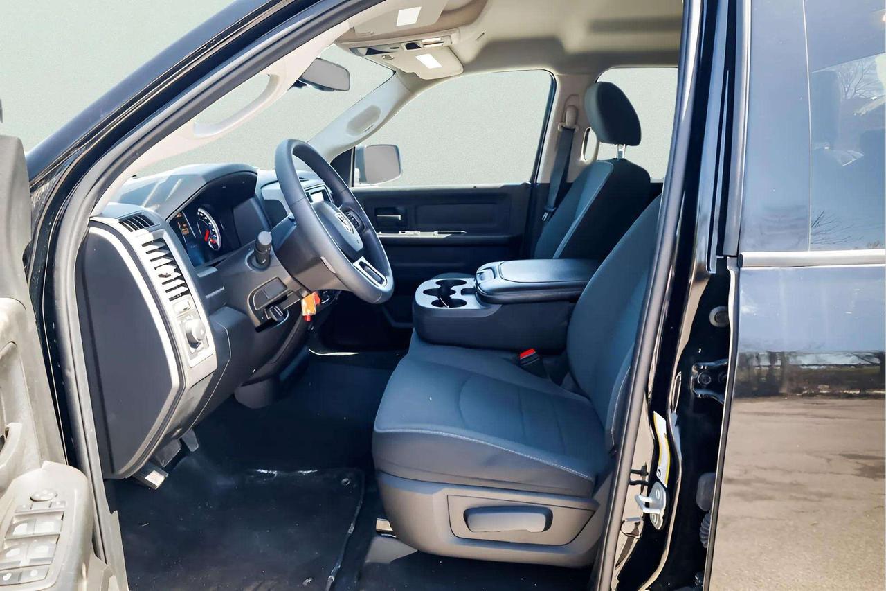 2023 RAM 1500 Classic : Apple Car Play, R.Cam, Night Edition Photo