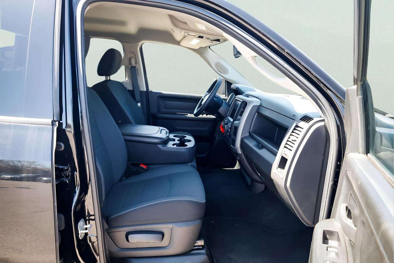 2023 RAM 1500 Classic : Apple Car Play, R.Cam, Night Edition Photo