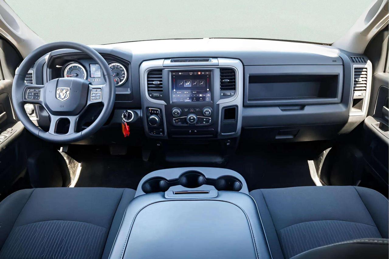 2023 RAM 1500 Classic : Apple Car Play, R.Cam, Night Edition Photo