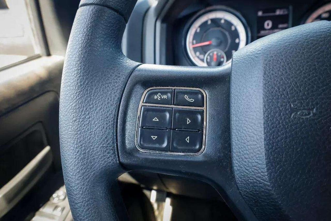 2023 RAM 1500 Classic : Apple Car Play, R.Cam, Night Edition Photo
