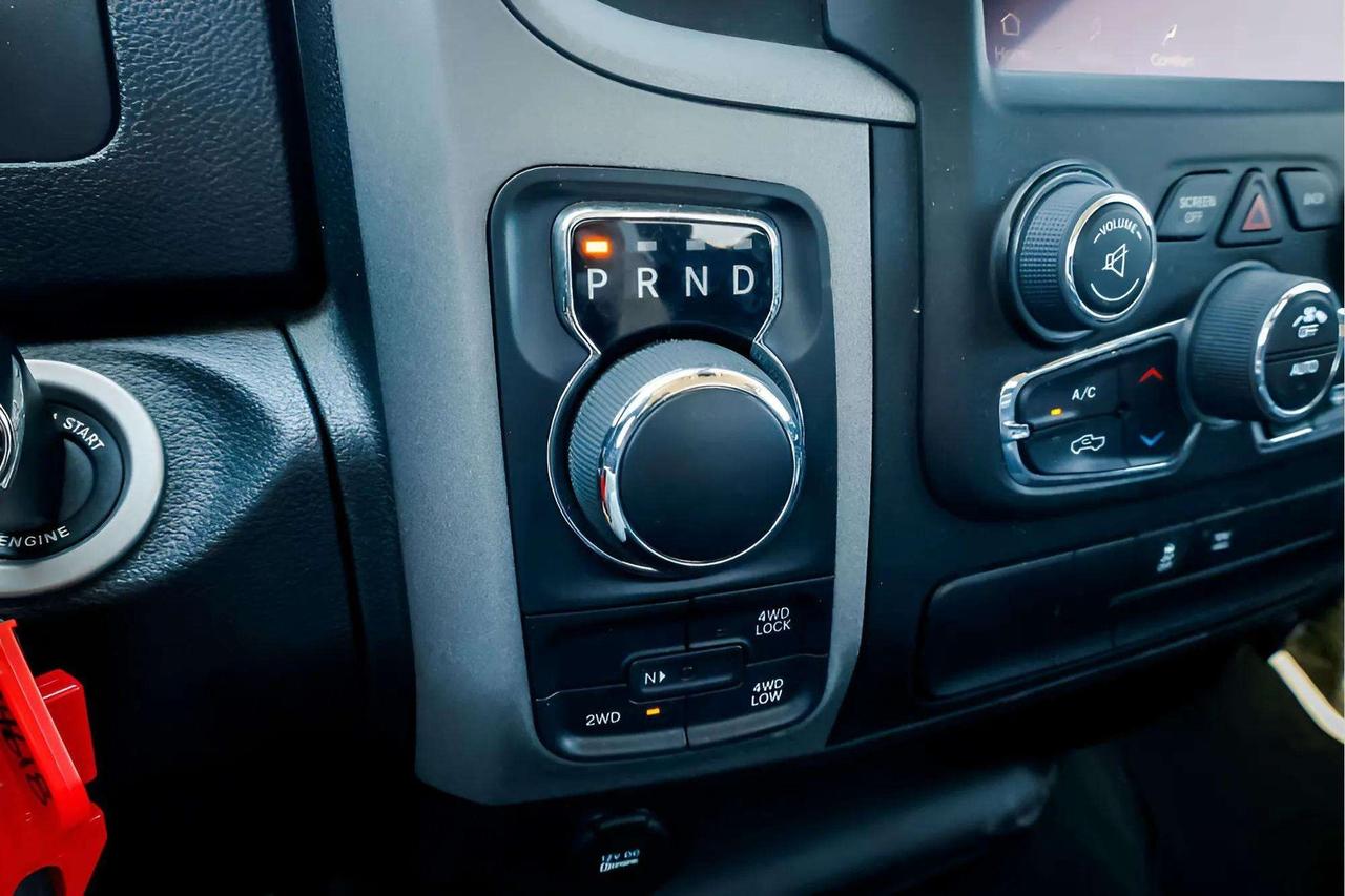 2023 RAM 1500 Classic : Apple Car Play, R.Cam, Night Edition Photo