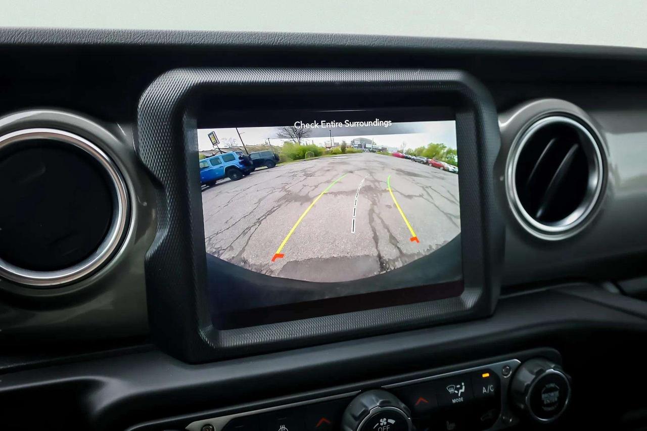 2022 Jeep Wrangler : Nav. Apple Car Play, Htd Seats, Htd Steering Photo