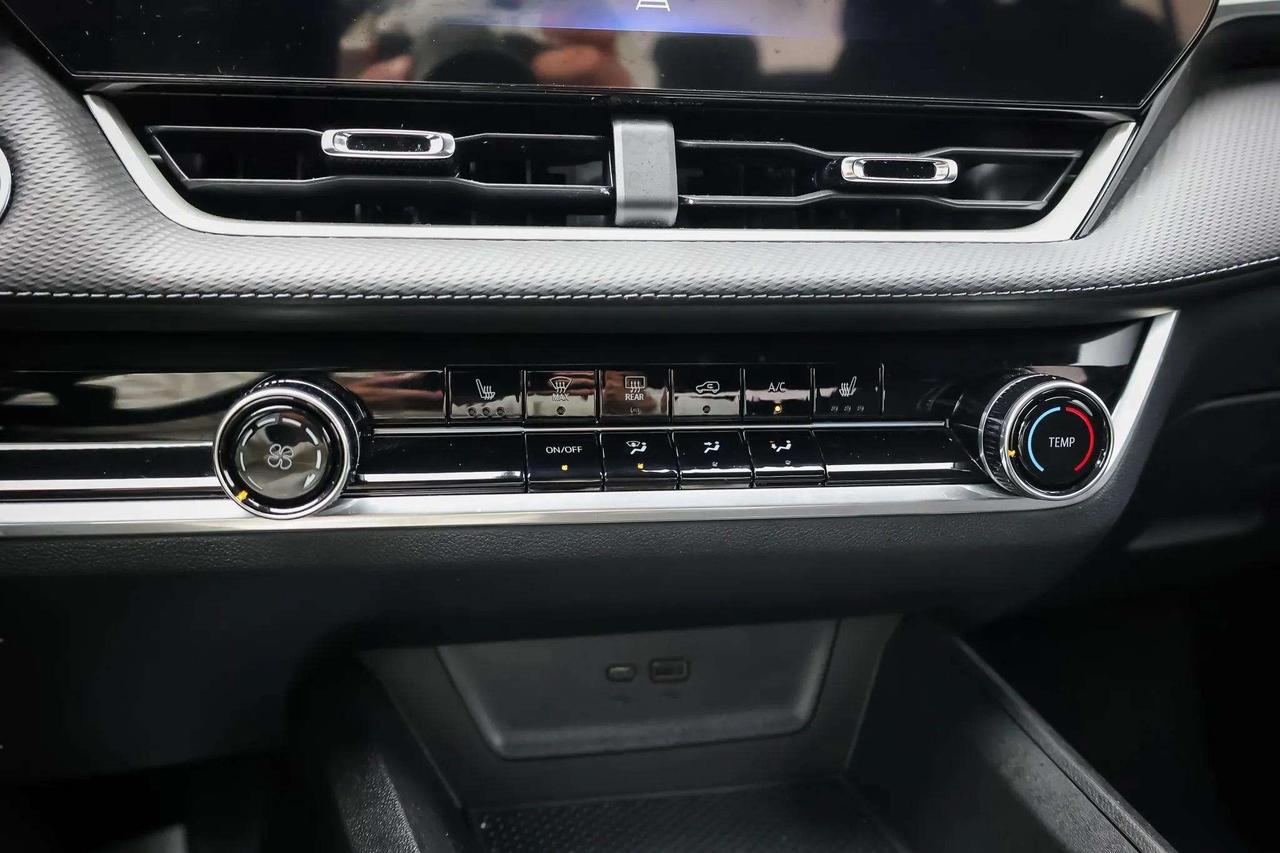 2026 Chevrolet Equinox : Apple Car Play, Htd Seats, Htd Steering Photo