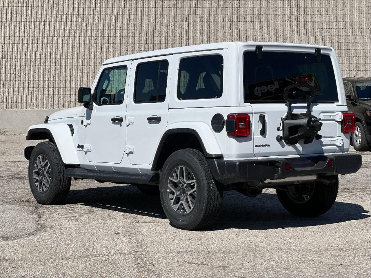 2025 Jeep Wrangler Sahara 4x4 w/Body Colour Hardtop, Side Steps Photo3