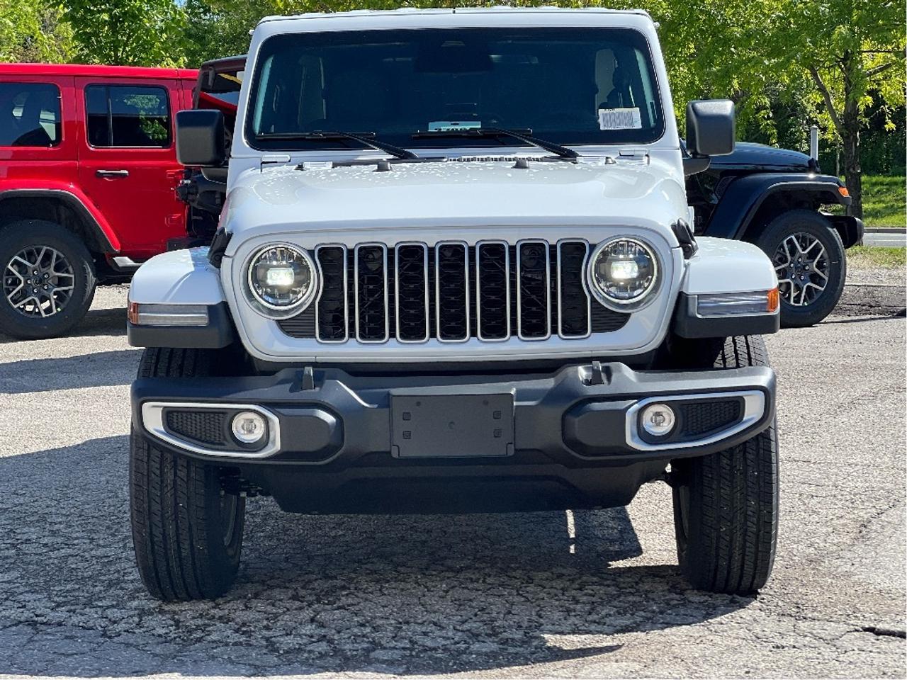 2025 Jeep Wrangler Sahara 4x4 w/Body Colour Hardtop, Side Steps Photo