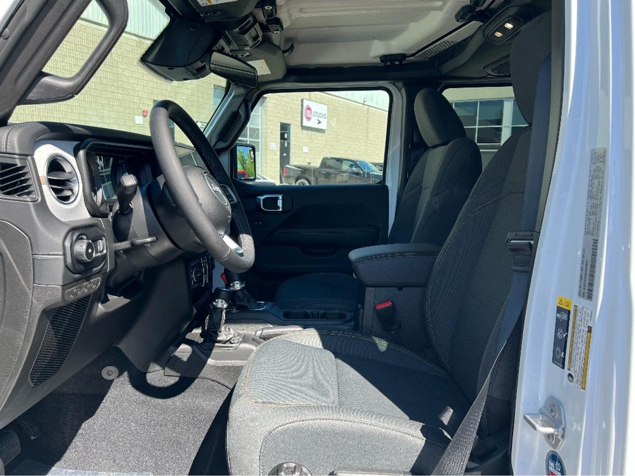 2025 Jeep Wrangler Sahara 4x4 w/Body Colour Hardtop, Side Steps Photo