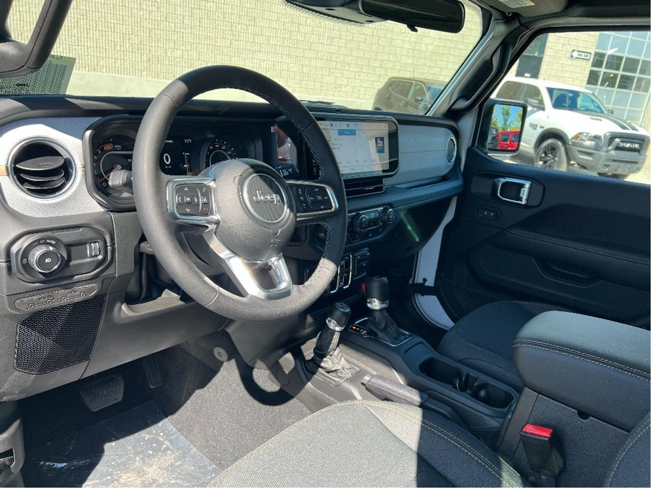 2025 Jeep Wrangler Sahara 4x4 w/Body Colour Hardtop, Side Steps Photo