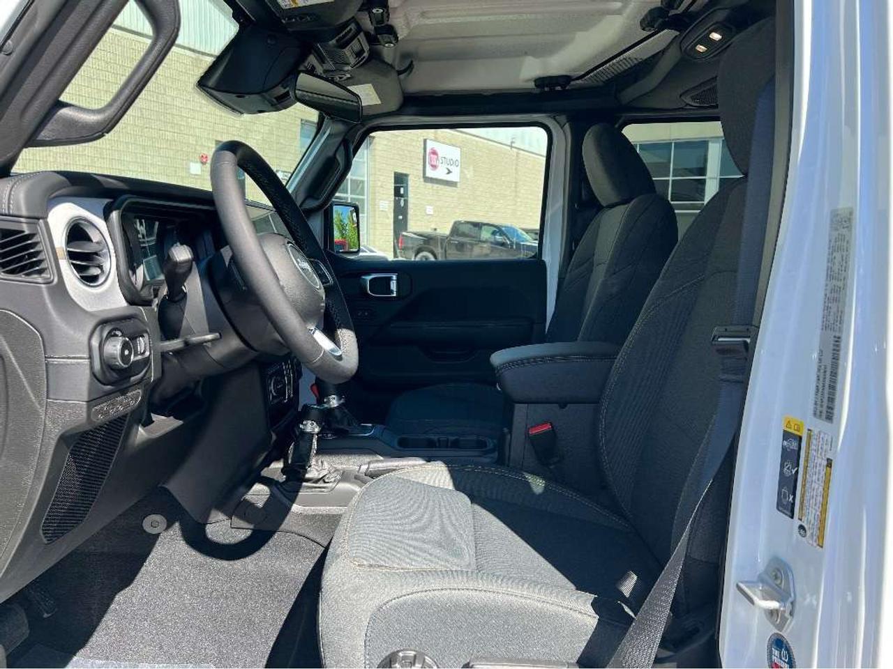 2025 Jeep Wrangler Sahara 4x4 w/Body Colour Hardtop, Side Steps Photo