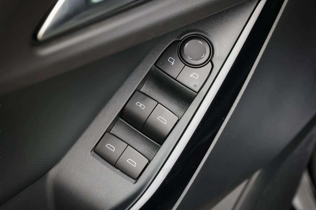 2026 Chevrolet Equinox : Apple Car Play, Htd Steering, Htd Seats Photo