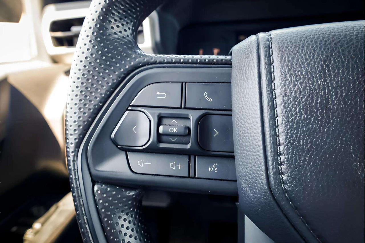 2025 Toyota Tacoma : Apple Car Play, Htd Seats, Htd Steering Photo