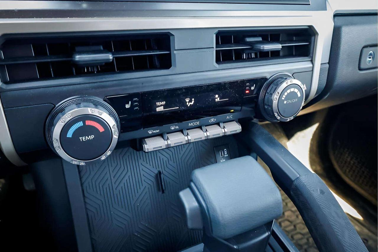 2025 Toyota Tacoma : Apple Car Play, Htd Seats, Htd Steering Photo
