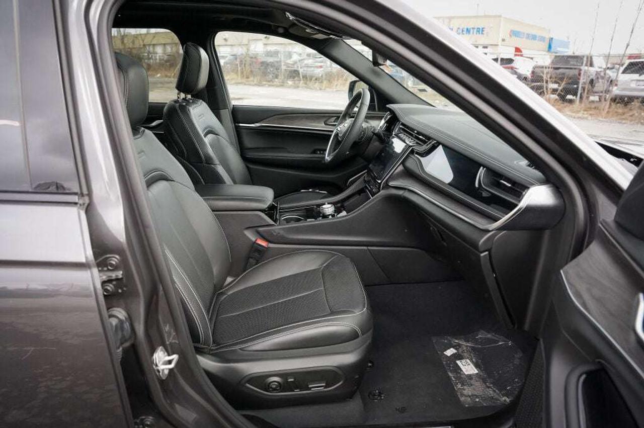 2022 Jeep Grand Cherokee Overland Photo