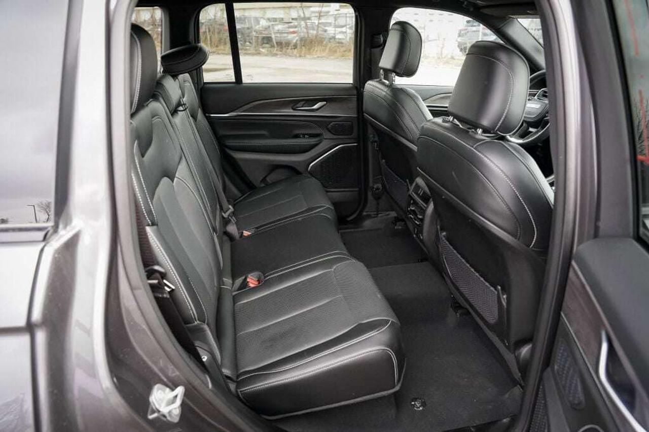 2022 Jeep Grand Cherokee Overland Photo
