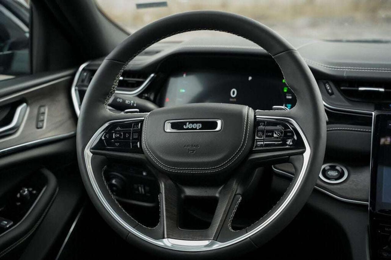 2022 Jeep Grand Cherokee Overland Photo