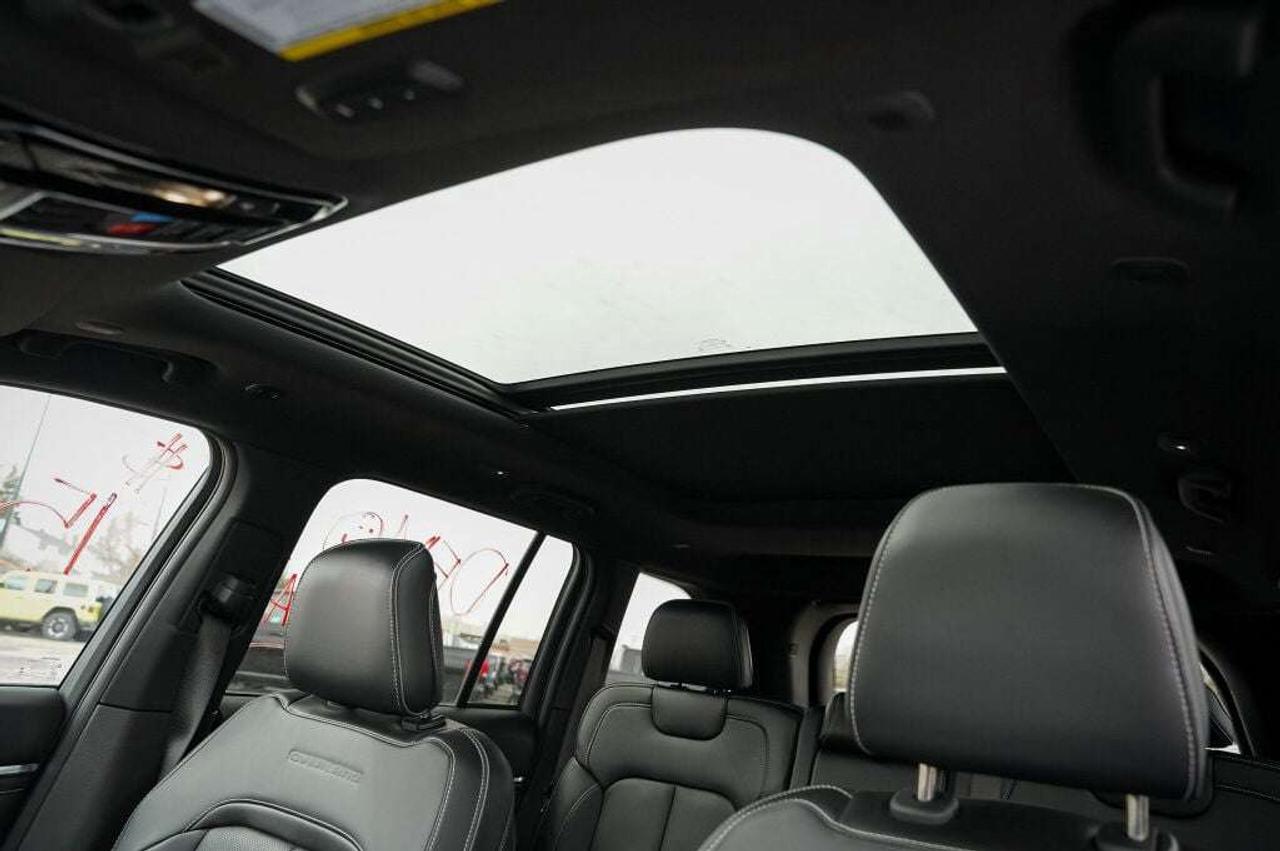 2022 Jeep Grand Cherokee Overland Photo
