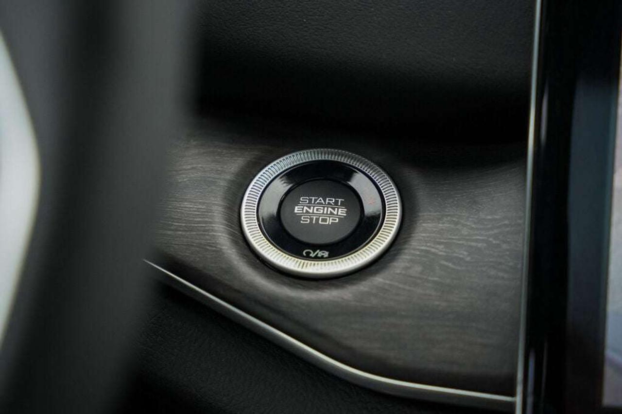 2022 Jeep Grand Cherokee Overland Photo
