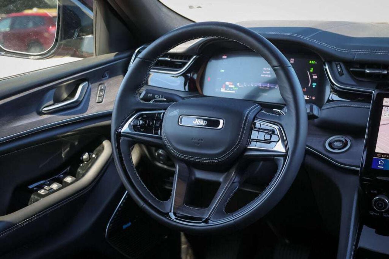 2023 Jeep Grand Cherokee Overland Photo