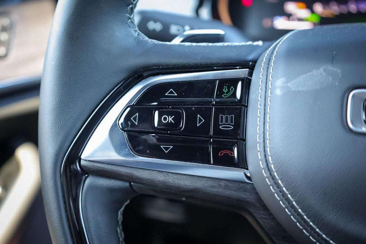 2023 Jeep Grand Cherokee Overland Photo