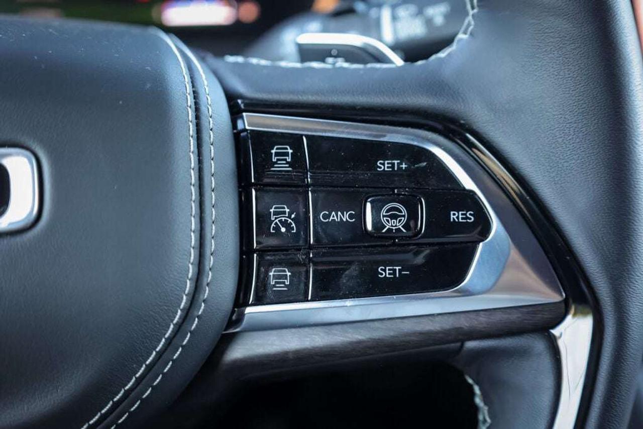 2023 Jeep Grand Cherokee Overland Photo