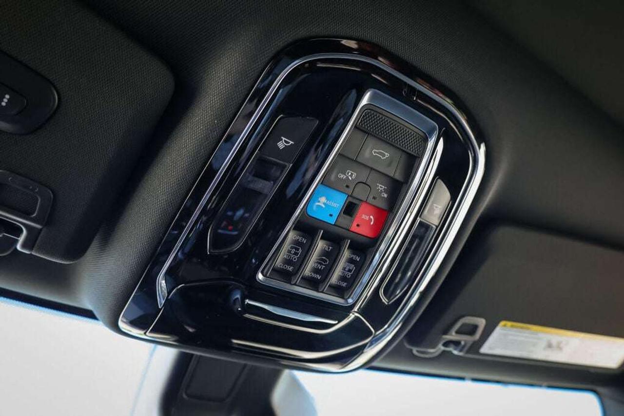 2023 Jeep Grand Cherokee Overland Photo