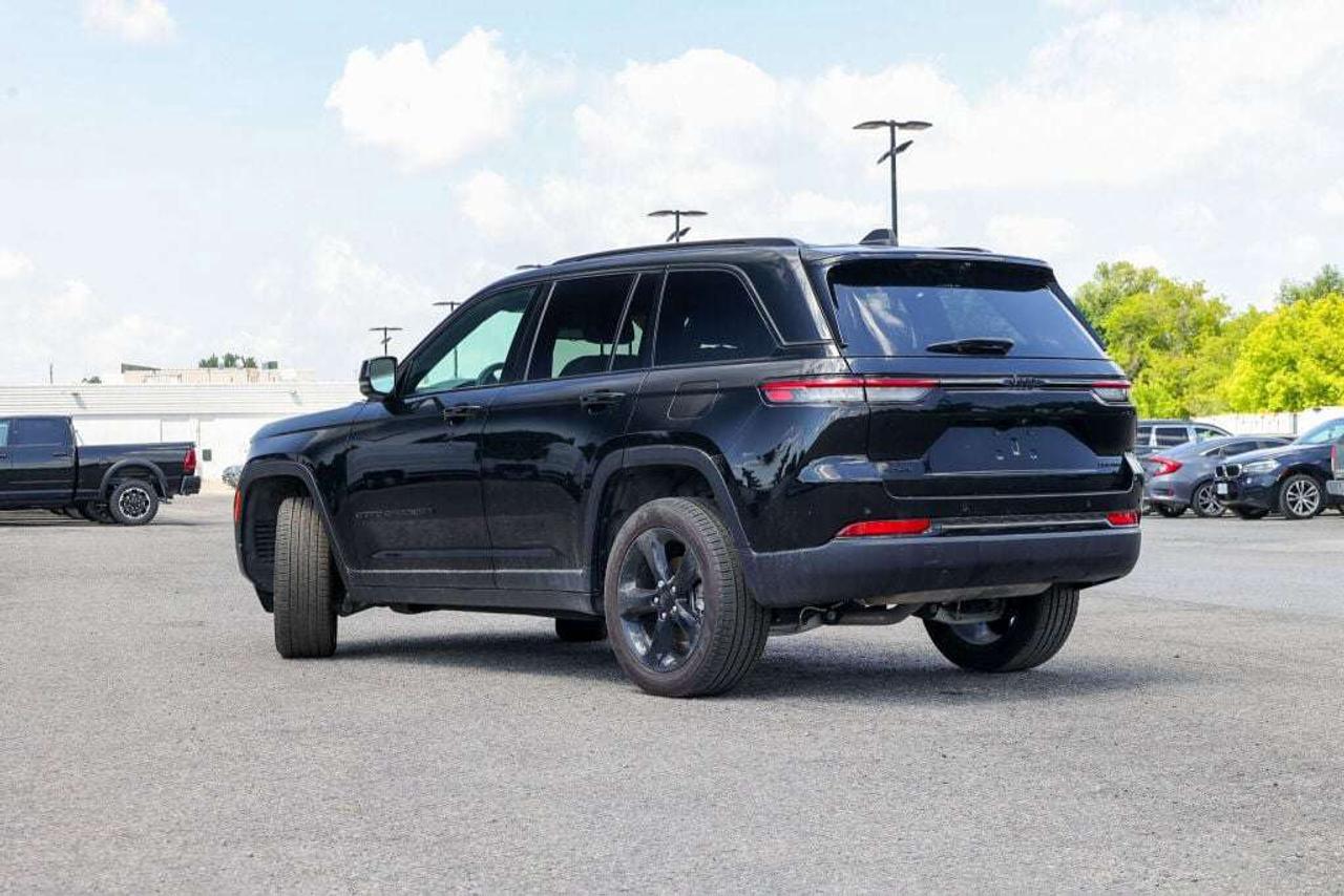 2025 Jeep Grand Cherokee Trailer Tow, Luxury Tech, Panoramic Roof Photo3