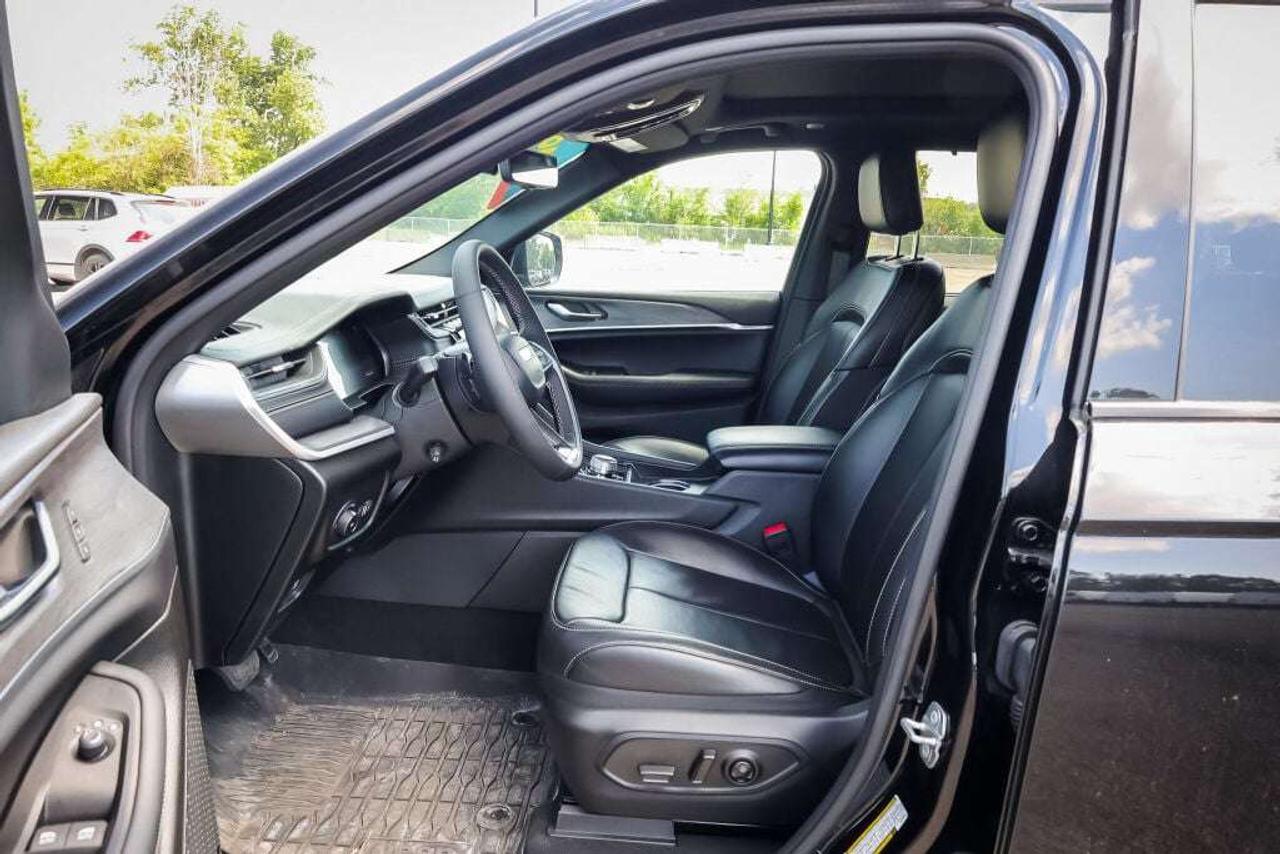 2025 Jeep Grand Cherokee Trailer Tow, Luxury Tech, Panoramic Roof Photo