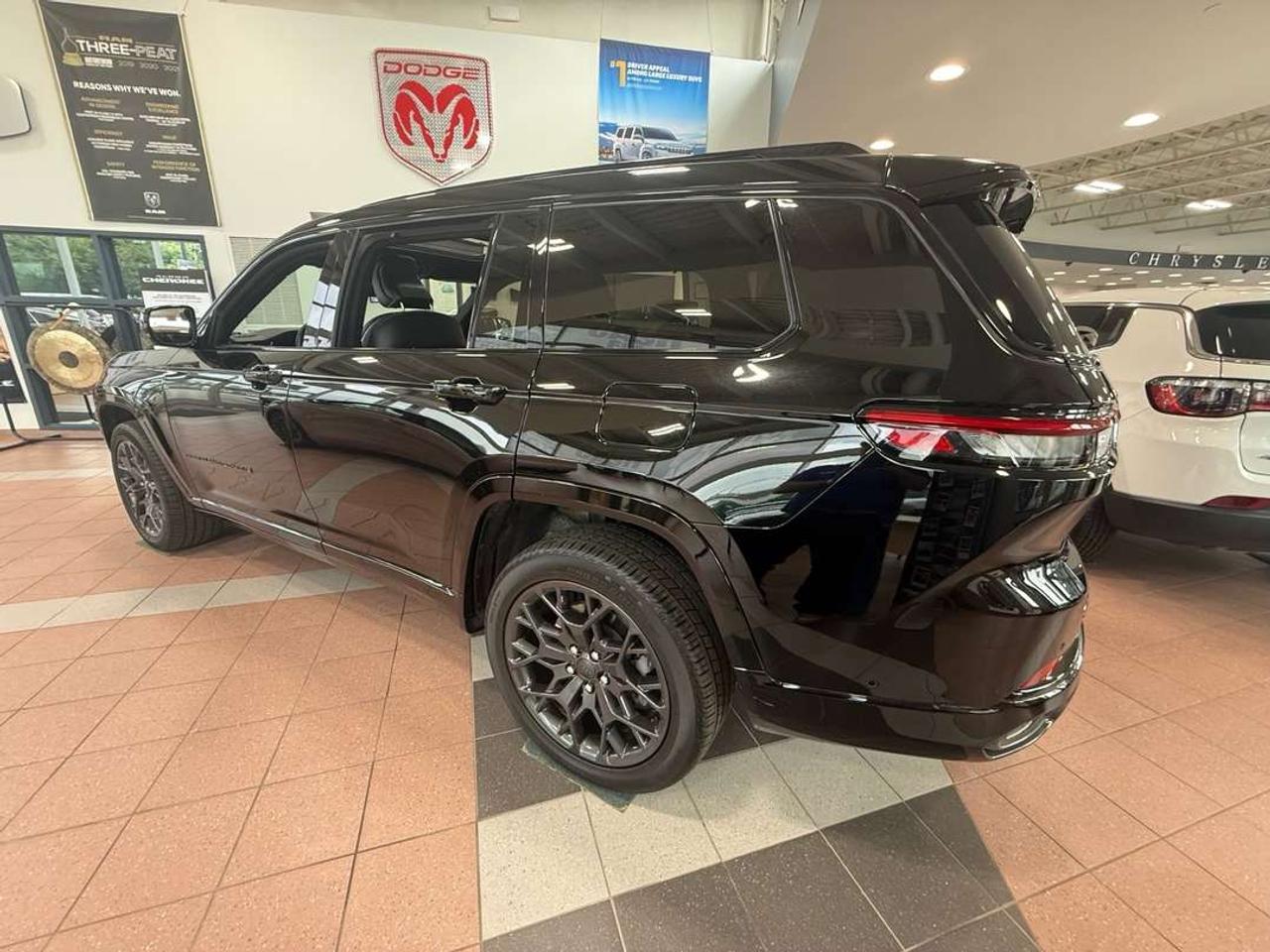 2025 Jeep Grand Cherokee SUMMIT L Photo