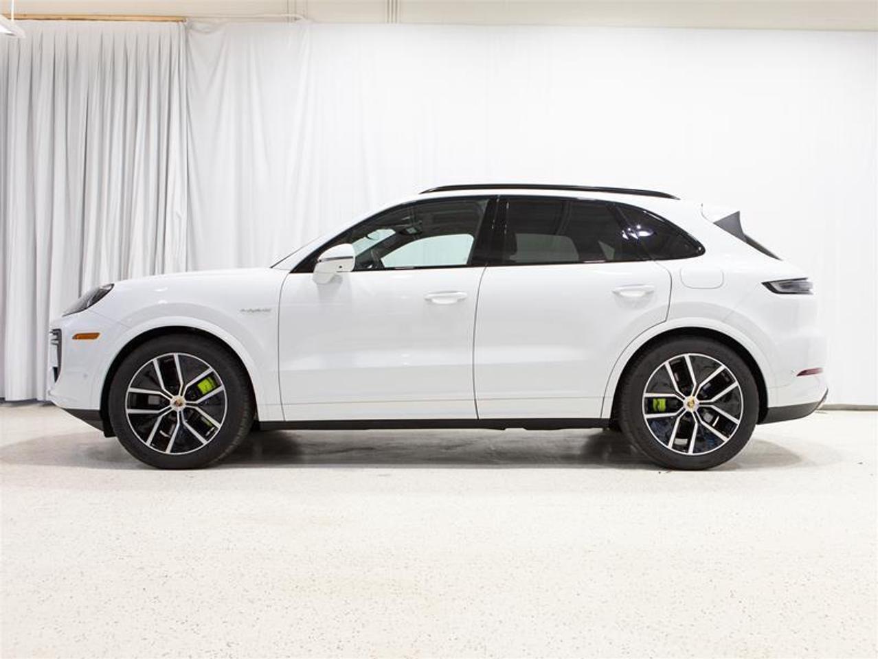 2024 Porsche Cayenne S e-Hybrid AWD Photo4