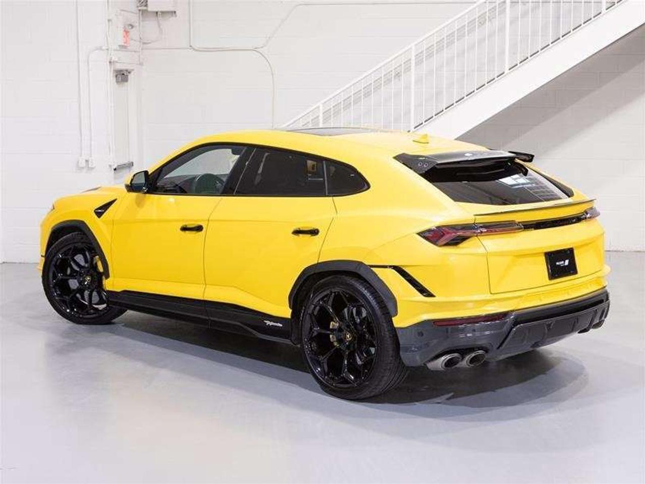2023 Lamborghini Urus Performante Photo3
