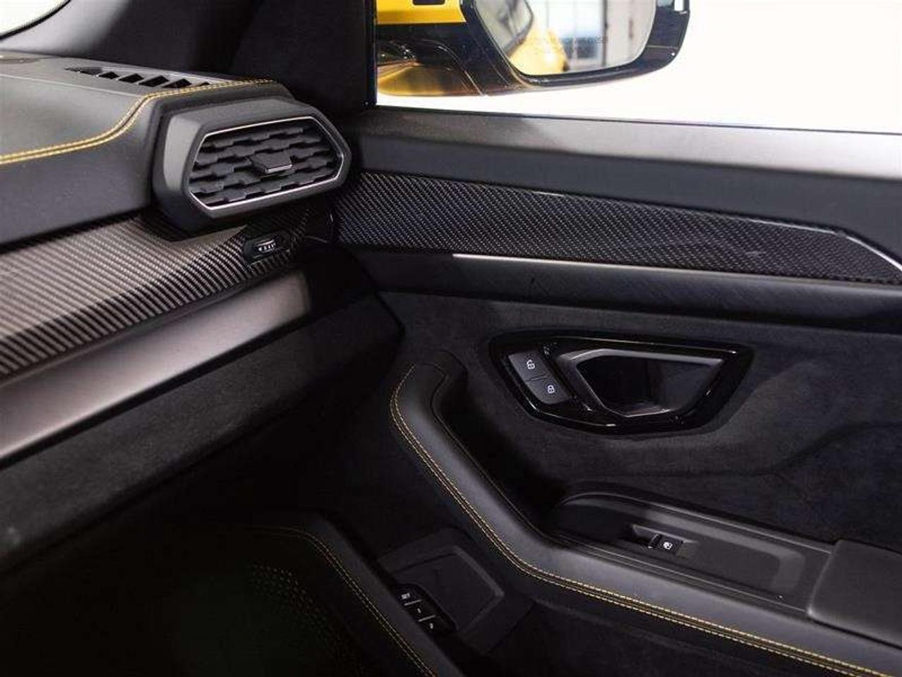 2023 Lamborghini Urus Performante Photo