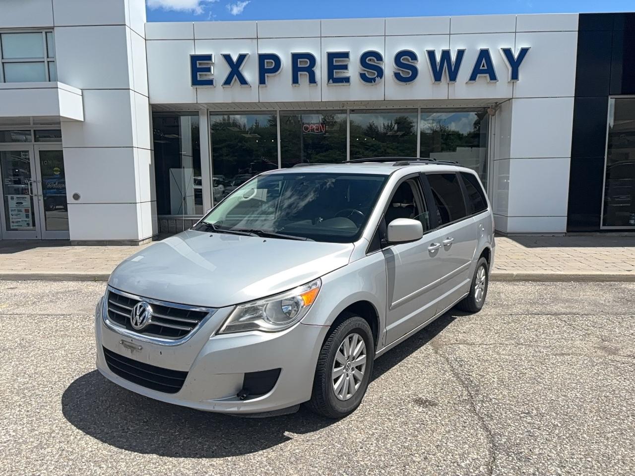 2009 Volkswagen Routan POWER SLIDING DOORS, CLOTH, LOCAL TRADE, AS TRADED Photo0