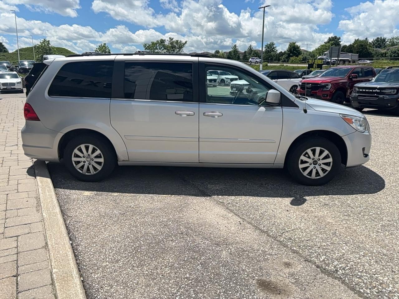 2009 Volkswagen Routan POWER SLIDING DOORS, CLOTH, LOCAL TRADE, AS TRADED Photo