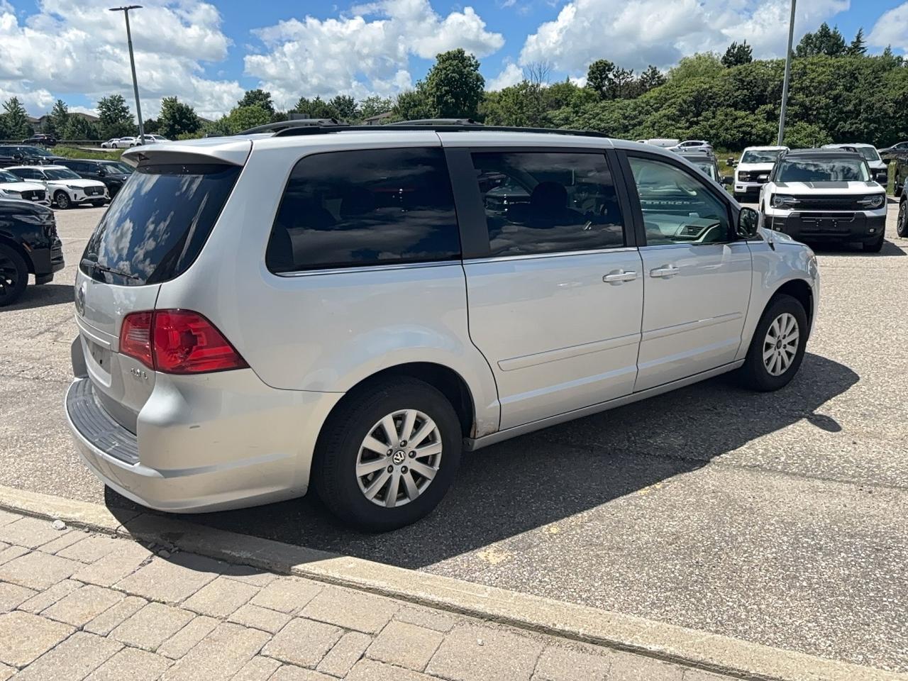 2009 Volkswagen Routan POWER SLIDING DOORS, CLOTH, LOCAL TRADE, AS TRADED Photo