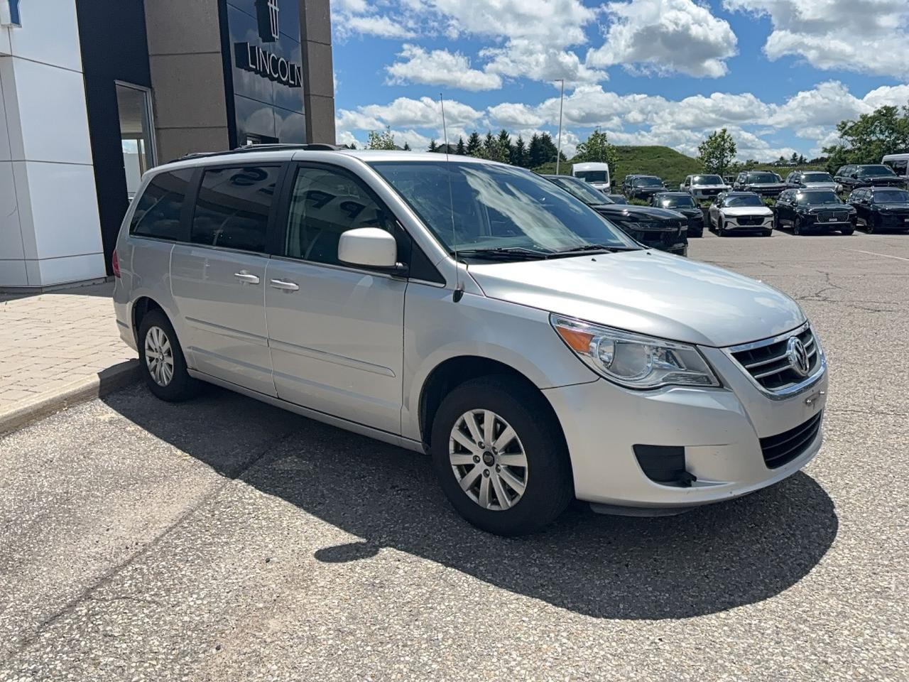 2009 Volkswagen Routan POWER SLIDING DOORS, CLOTH, LOCAL TRADE, AS TRADED Photo