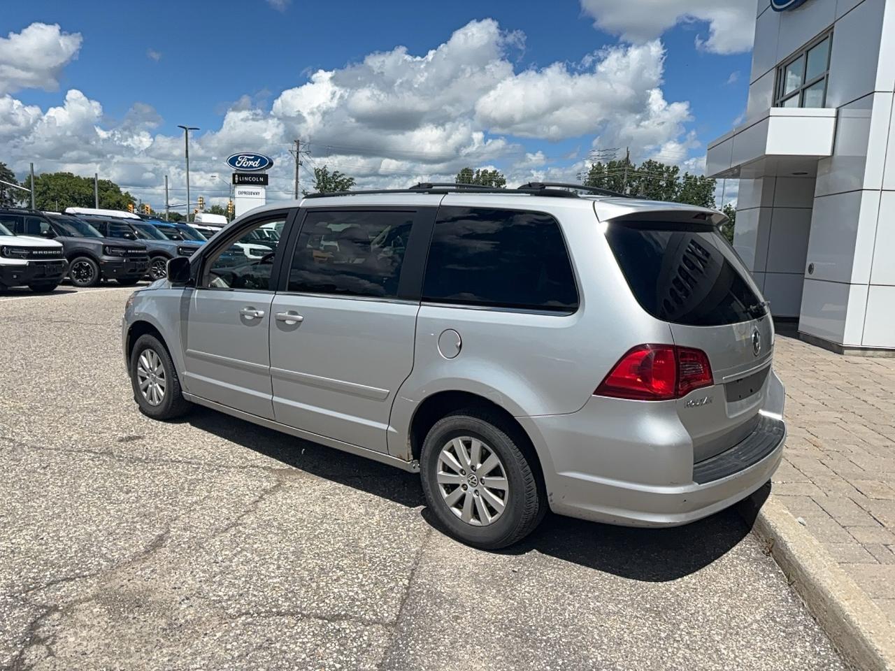 2009 Volkswagen Routan POWER SLIDING DOORS, CLOTH, LOCAL TRADE, AS TRADED Photo