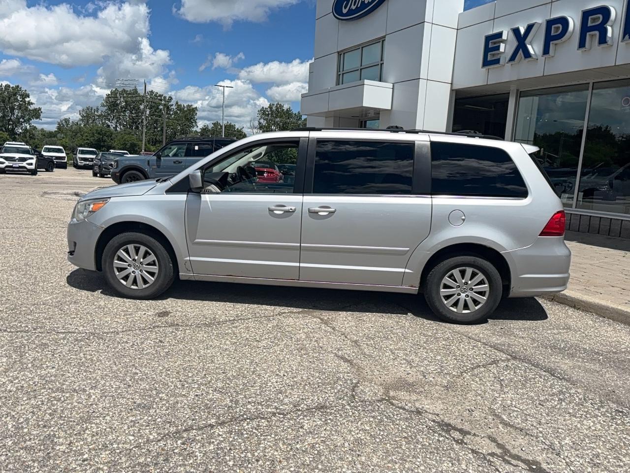 2009 Volkswagen Routan POWER SLIDING DOORS, CLOTH, LOCAL TRADE, AS TRADED Photo