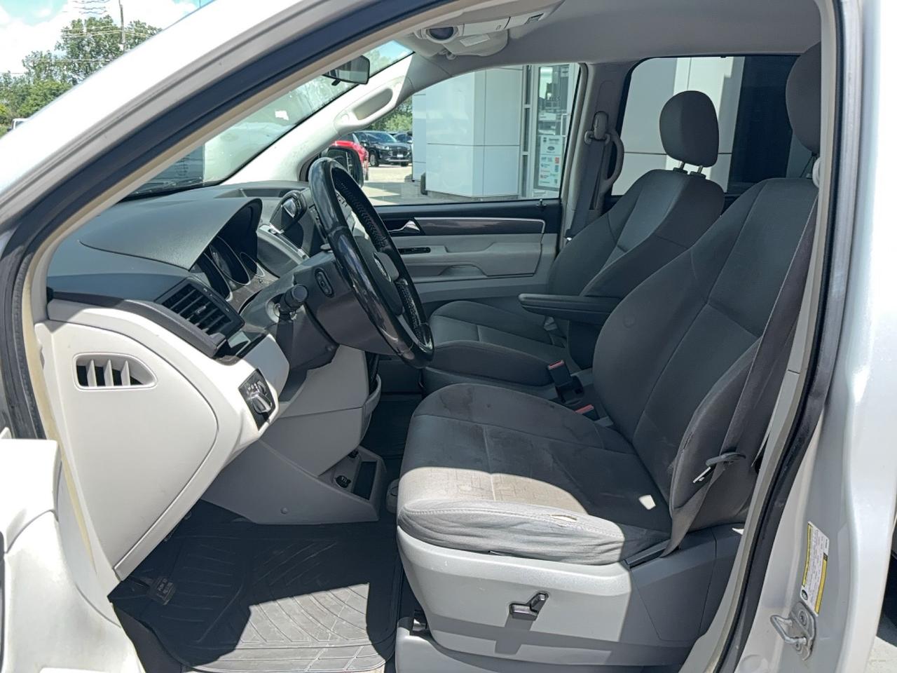 2009 Volkswagen Routan POWER SLIDING DOORS, CLOTH, LOCAL TRADE, AS TRADED Photo