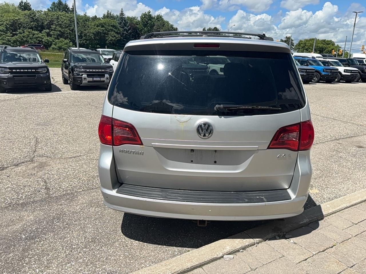 2009 Volkswagen Routan POWER SLIDING DOORS, CLOTH, LOCAL TRADE, AS TRADED Photo