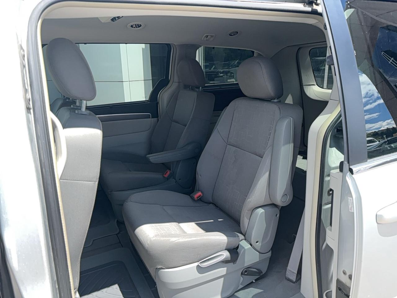 2009 Volkswagen Routan POWER SLIDING DOORS, CLOTH, LOCAL TRADE, AS TRADED Photo