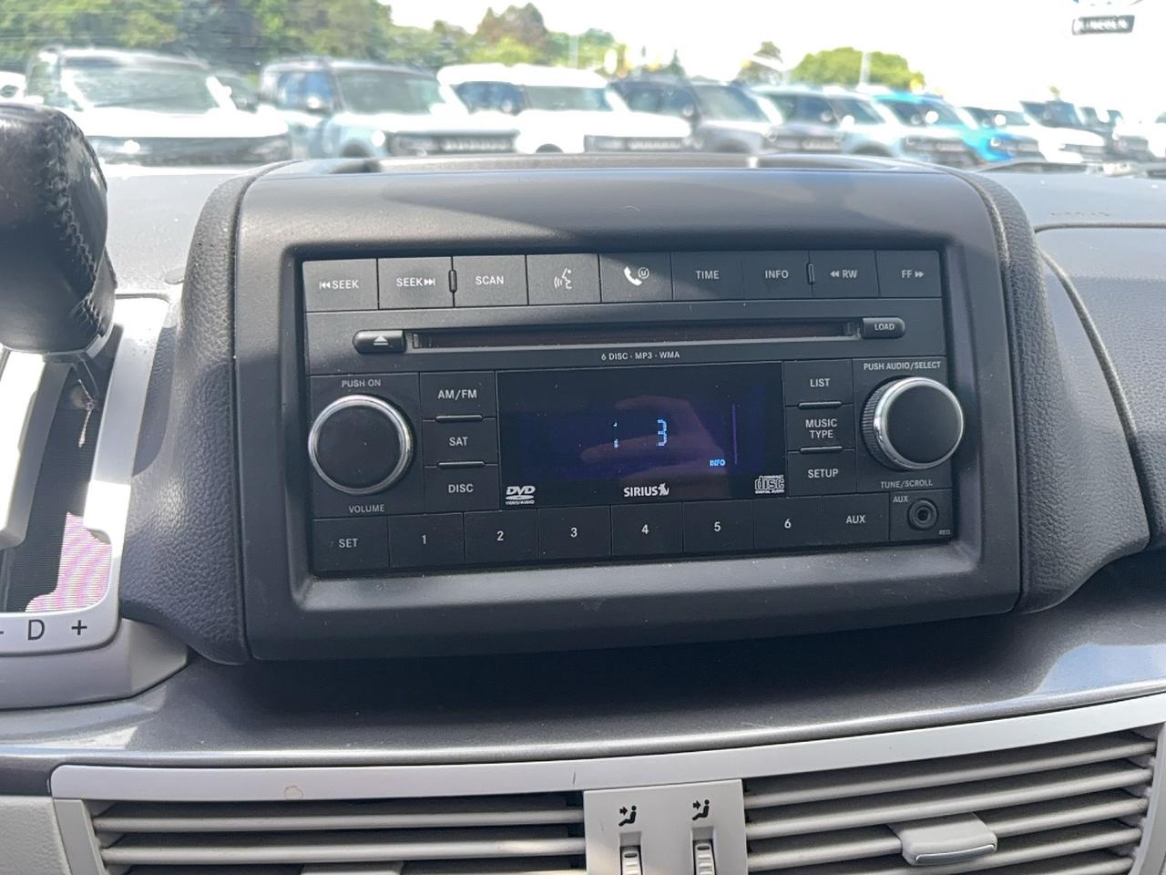 2009 Volkswagen Routan POWER SLIDING DOORS, CLOTH, LOCAL TRADE, AS TRADED Photo