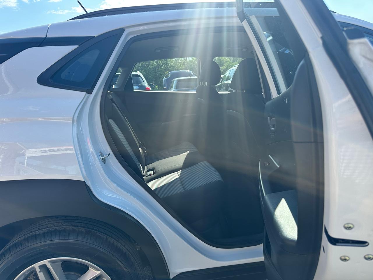 2018 Hyundai KONA Essential HTD Cloth FM Bluetooth CarPlay BackupCam Photo