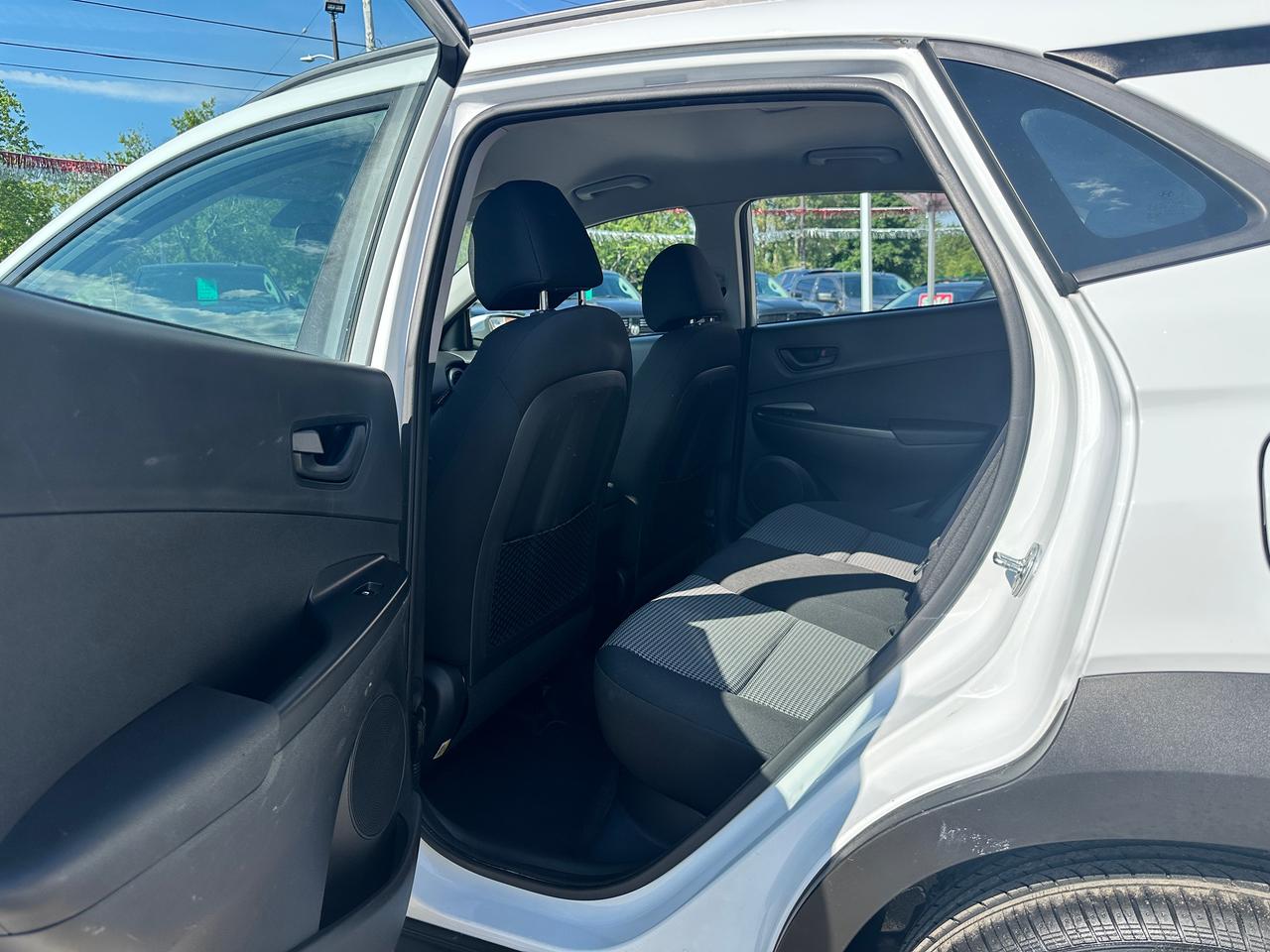 2018 Hyundai KONA Essential HTD Cloth FM Bluetooth CarPlay BackupCam Photo
