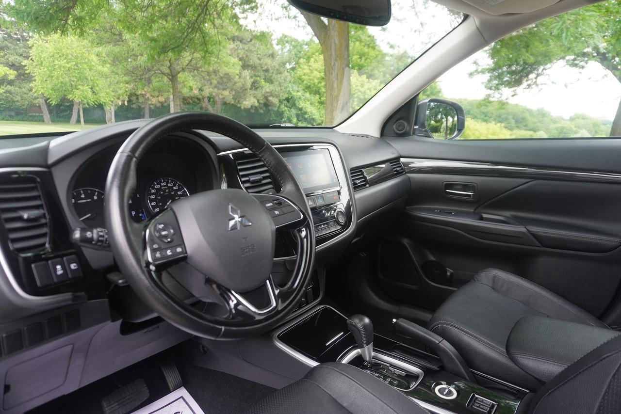 2018 Mitsubishi Outlander NO ACCIDENTS / 7 SEATER / LEATHER / 1 OWNER / ES TRIM!! Photo