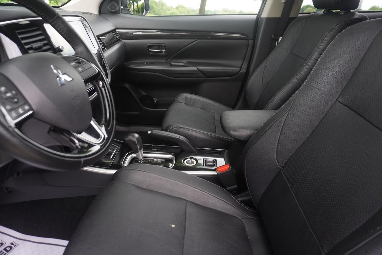 2018 Mitsubishi Outlander NO ACCIDENTS / 7 SEATER / LEATHER / 1 OWNER / ES TRIM!! Photo